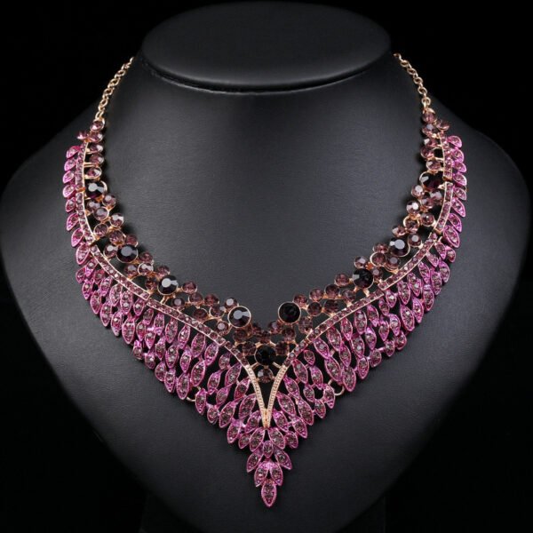 bd56a417-4b26-43ba-96aa-a5e0dd25e164.jpg طقم قلادات وأقراط رفيع المستوى بتصميم ريترو رقيق