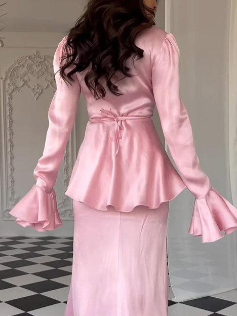 بلوزة أنيقة بأكمام جرس وحافة مكشكشة