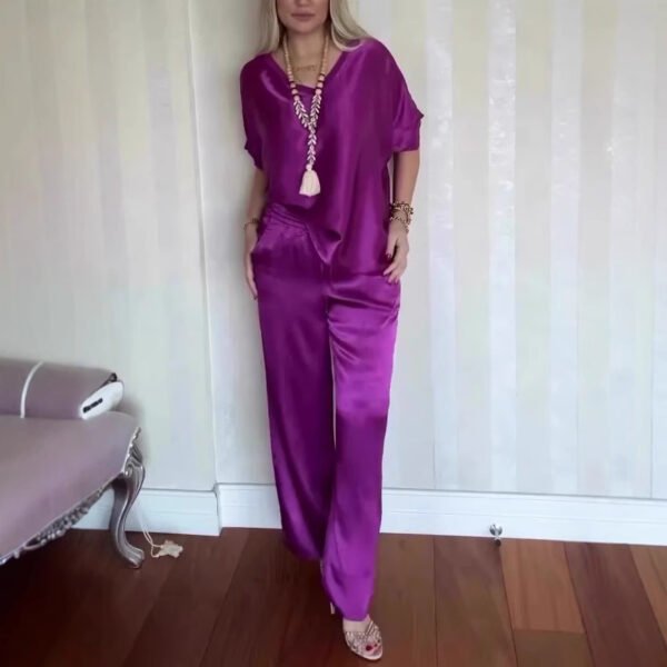 بدلة نسائية مريحة من الساتان بأكمام قصيرة ورقبة على شكل حرف V