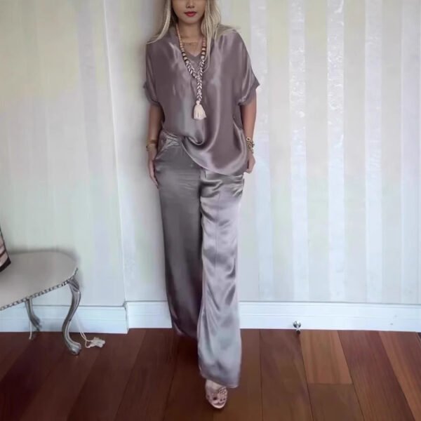 بدلة نسائية مريحة من الساتان بأكمام قصيرة ورقبة على شكل حرف V