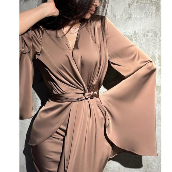 بدلة نسائية برقبة على شكل حرف V وأكمام واسعة وخصر قابل للتحكم برباط