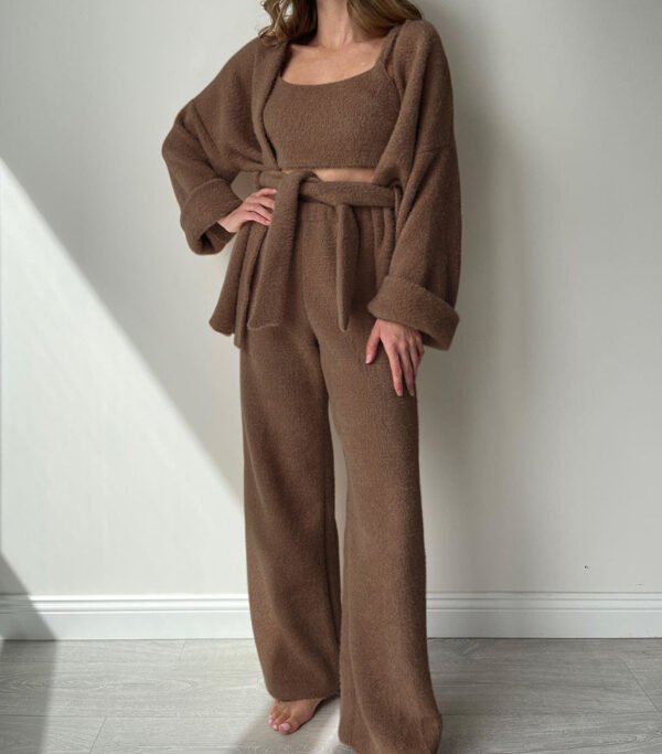 ملابس منزلية أنيقة مكونة من ثلاث قطع مع حزام خصر أنيق