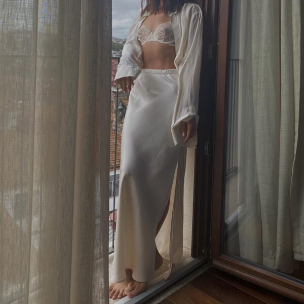 تنورة ماكسي من الساتان بفتحة جانبية وخصر مرتفع