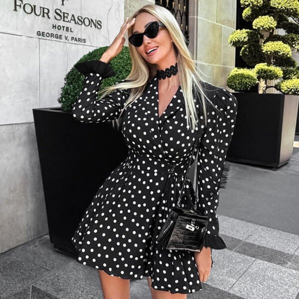 فستان بسيط وأنيق منقط بقصّة ضيقة ورباط ذاتي