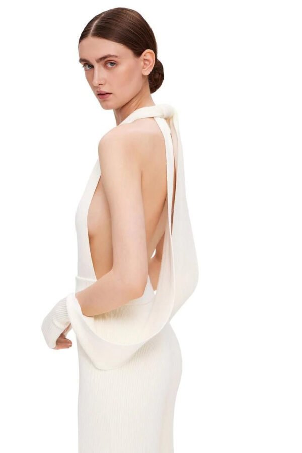 جمبسوت صيفي بدون ظهر بفتحة رقبة على شكل حرف V وظهر مكشوف وفتحة