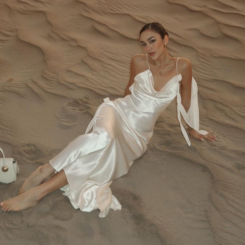 0f0267c9-2fc4-4b89-93cf-2fba707230f8.jpg فستان أبيض بدون ظهر مع حمالة صدر وزينة زهور