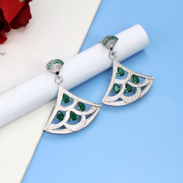 أقراط مرصعة بالألماس المطلي بالذهب منتج جديد من الزركون الأخضر على شكل مروحة