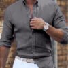 قميص من القطن والكتان بأكمام طويلة وياقة بولو بلون سادة ونمط كاجوال