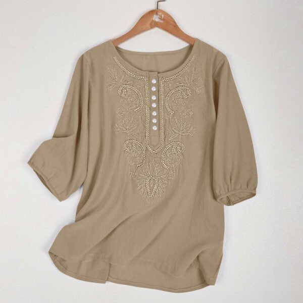 بلوزة نسائية من القطن والكتان الرقيق، بتصميم فني عتيق فضفاض، مطرزة برقبة دائرية