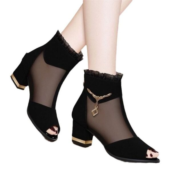 أحذية بكعب عالٍ مجوف وكعب سميك ومتناسقة