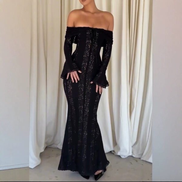 فستان بياقة مكشوفة الكتفين وأكمام واسعة مكشوفة الكتفين