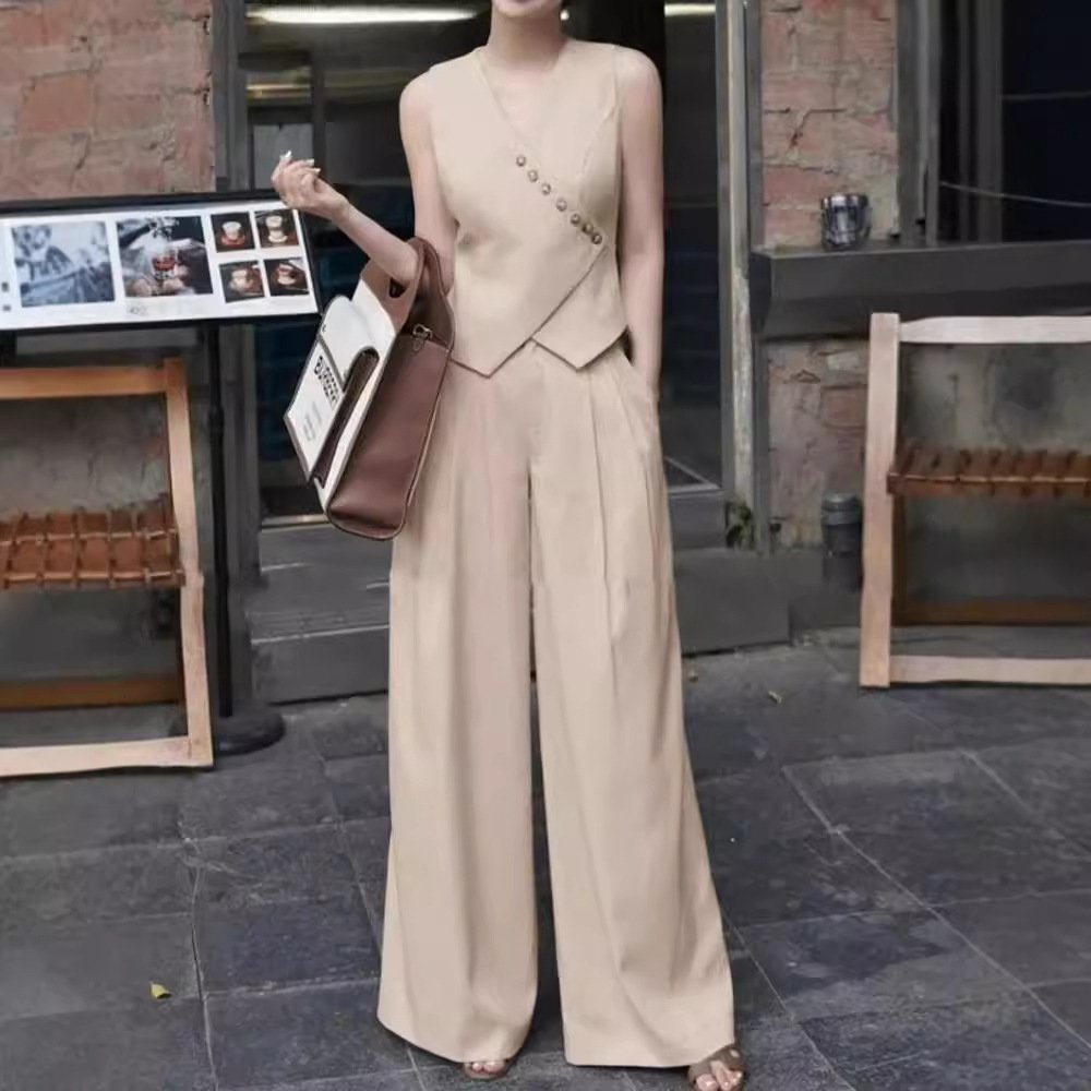 بدلة جديدة برقبة على شكل حرف V مع صدرية