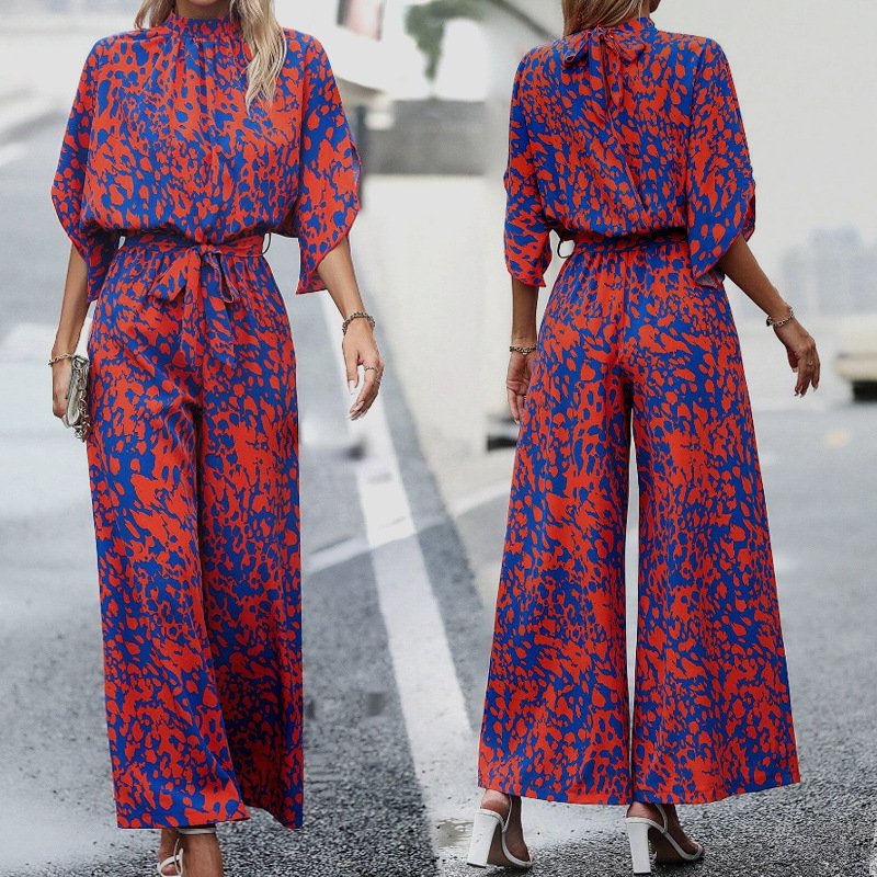 جمبسوت بحزام بأكمام خفاش مطبوعة للجسم بالكامل