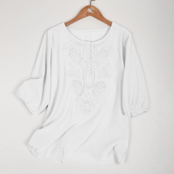 بلوزة نسائية من القطن والكتان الرقيق، بتصميم فني عتيق فضفاض، مطرزة برقبة دائرية