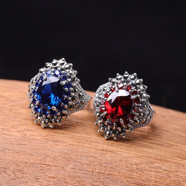 خاتم نسائي من الرمان الأحمر المقطوع