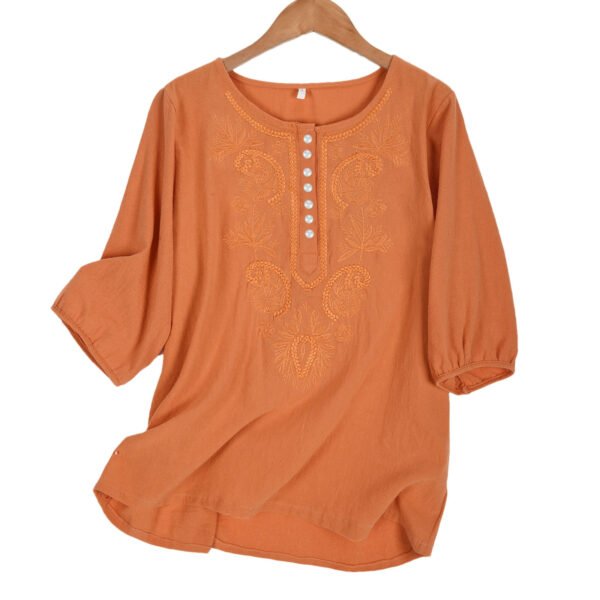 بلوزة نسائية من القطن والكتان الرقيق، بتصميم فني عتيق فضفاض، مطرزة برقبة دائرية