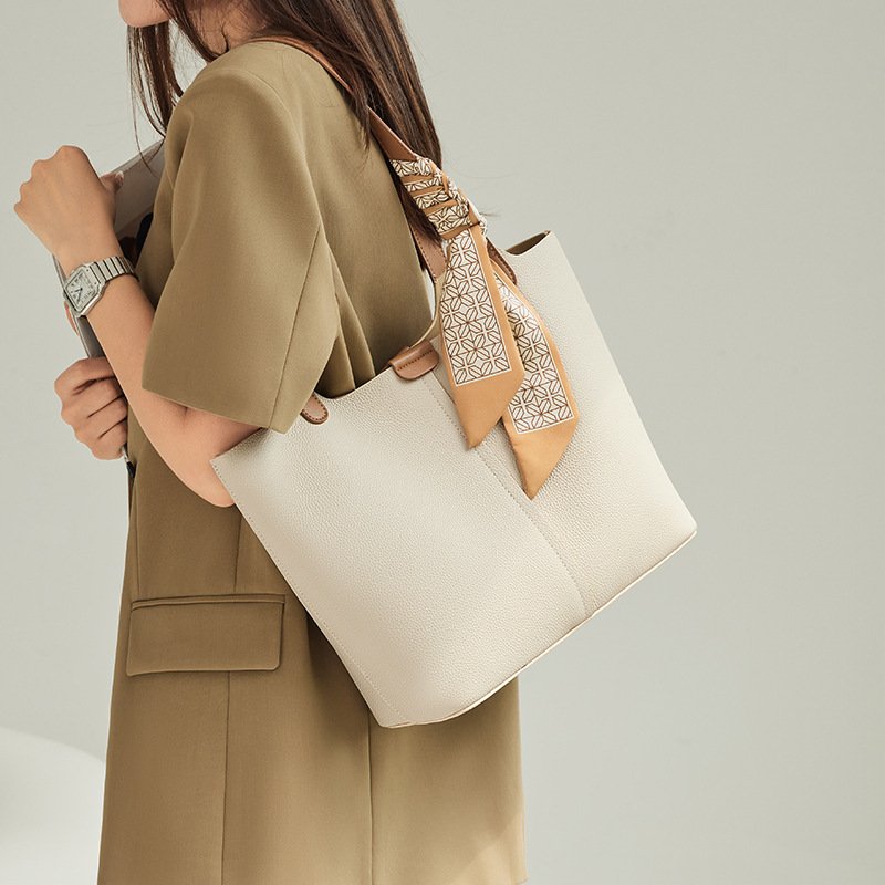 9fa84066-34cc-4059-a06c-90299ce4f2f1.jpg حقيبة كتف أنيقة من الجلد الطبيعي بسعة كبيرة