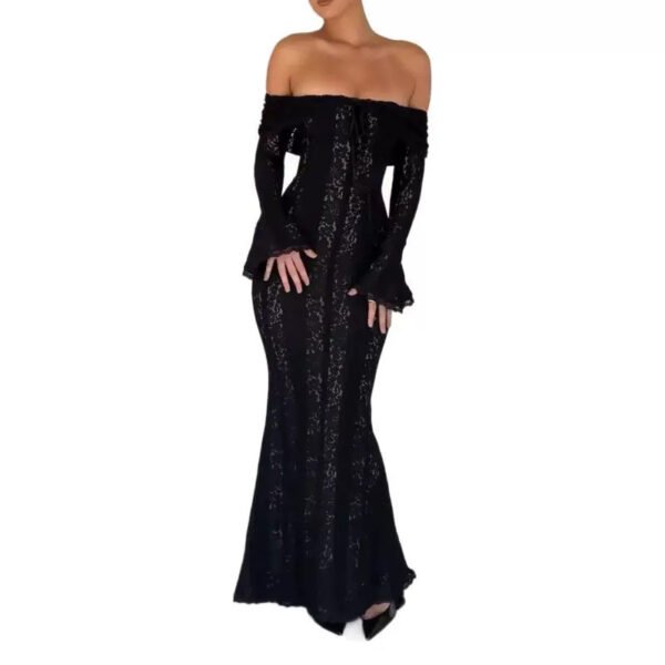 فستان بياقة مكشوفة الكتفين وأكمام واسعة مكشوفة الكتفين