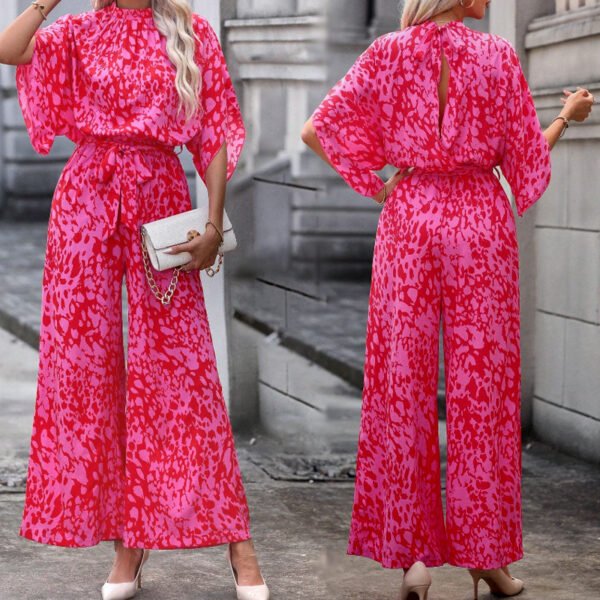 جمبسوت بحزام بأكمام خفاش مطبوعة للجسم بالكامل