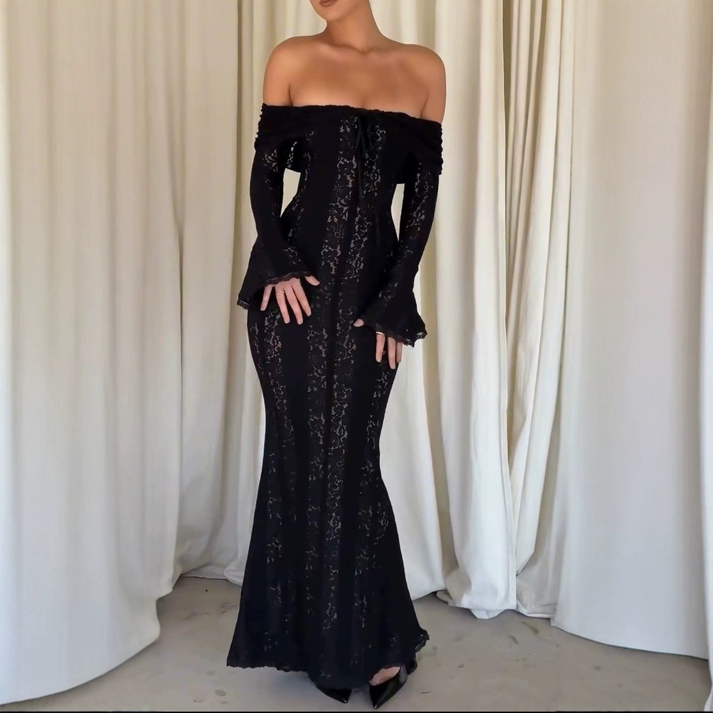 فستان بياقة مكشوفة الكتفين وأكمام واسعة مكشوفة الكتفين