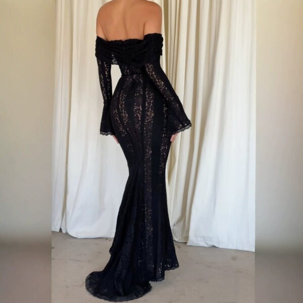 فستان بياقة مكشوفة الكتفين وأكمام واسعة مكشوفة الكتفين