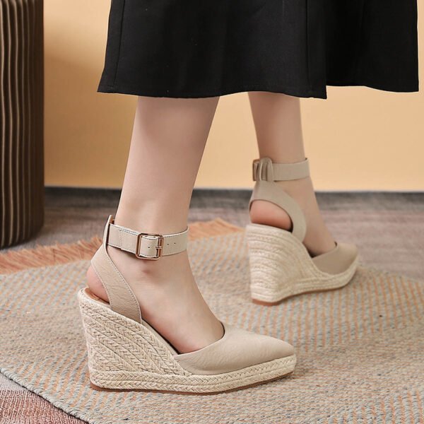 صندل نسائي بكعب عالٍ مدبب من القش المنسوج