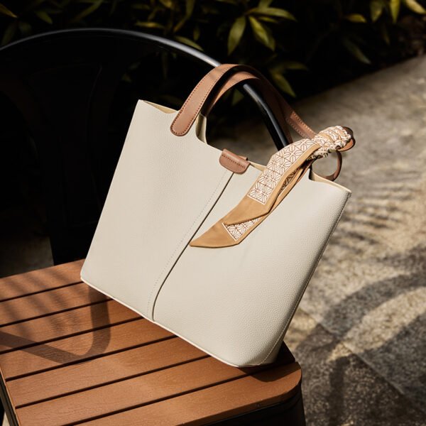 حقيبة كتف أنيقة من الجلد الطبيعي بسعة كبيرة