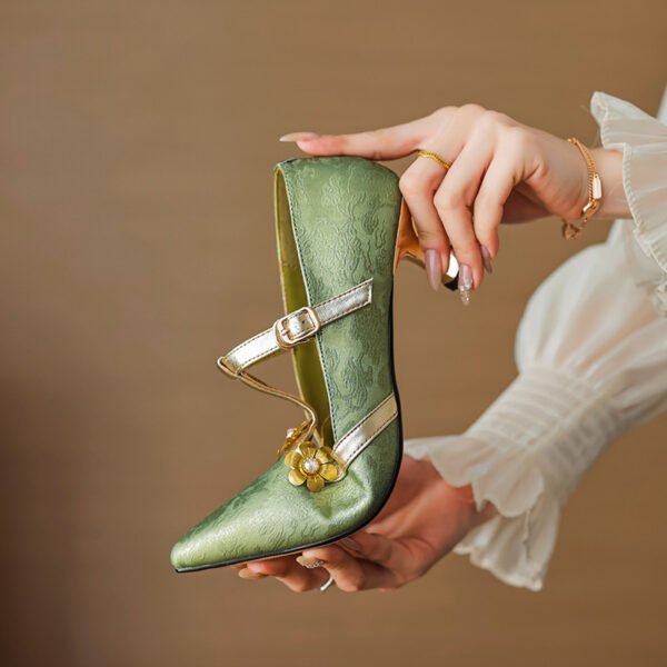 حذاء بكعب عالٍ مدبب من الجلد على شكل زهرة على شكل حرف T