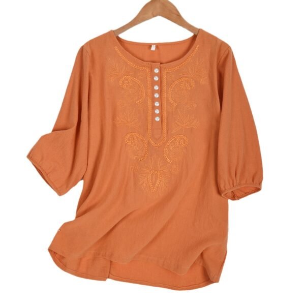 بلوزة نسائية من القطن والكتان الرقيق، بتصميم فني عتيق فضفاض، مطرزة برقبة دائرية