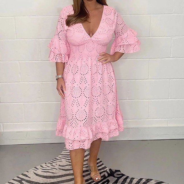 فستان صيفي بلون سادة مع رقبة على شكل حرف V وأكمام جرس مطرزة