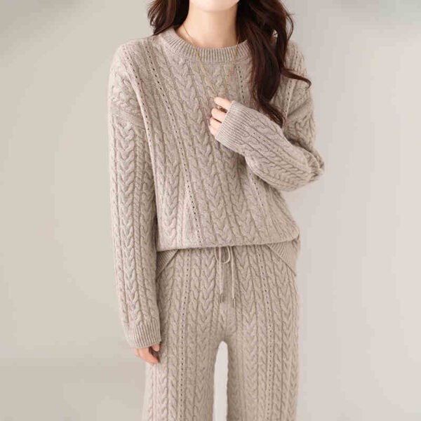 بدلة خريف وشتاء جديدة برقبة مستديرة من الصوف الخالص للنساء فضفاضة وبنطلون صوف سميك ملتوي