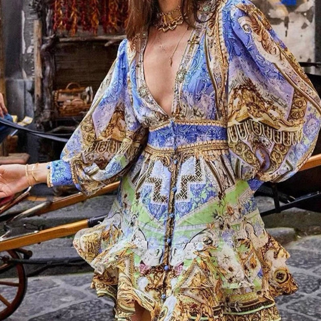 تنورة زهرية رومانسية بفتحة رقبة على شكل حرف V عميقة وصدر واحد