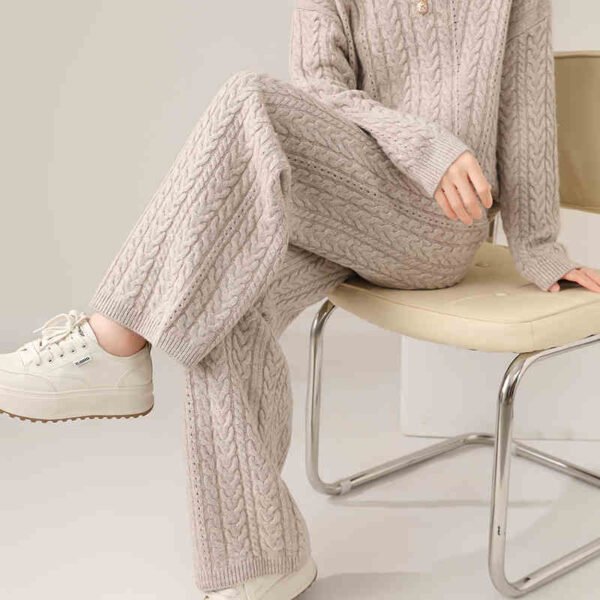 بدلة خريف وشتاء جديدة برقبة مستديرة من الصوف الخالص للنساء فضفاضة وبنطلون صوف سميك ملتوي