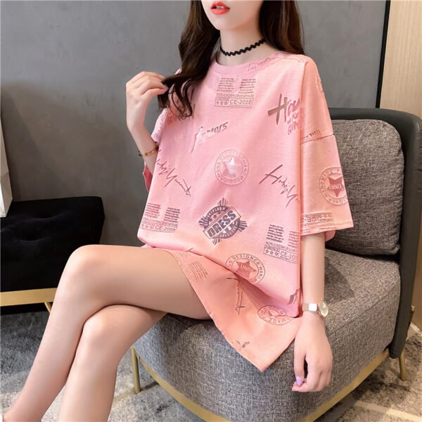 تي شيرت نسائي مطبوع عليه حروف