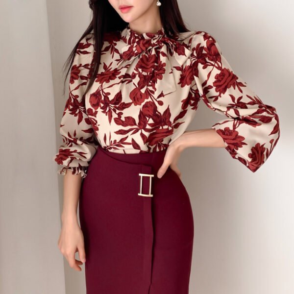 13f3c2c1-5cfa-4b85-9c32-3120b3a92691.jpg طقم عمل مكون من قطعتين، قميص وقميص برباط مع تنورة ضيقة على الخصر والورك