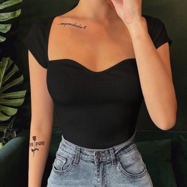 تي شيرت نسائي ضيق الصدر بلون سادة مكشوف عند الكتف ورقبة كبيرة