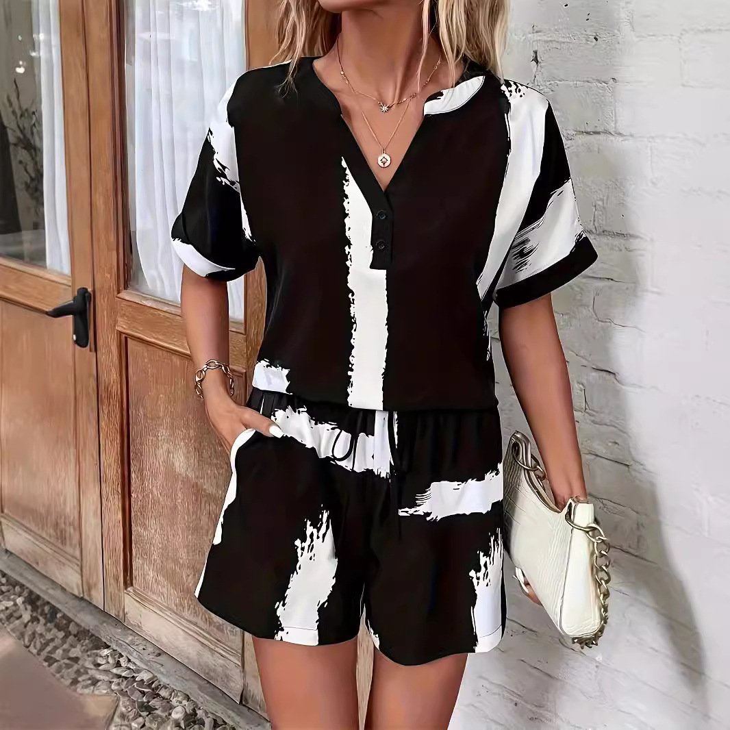 بدلة أنيقة ومريحة بنمط فرشاة مع بلوزة بأكمام خفاش وشورت