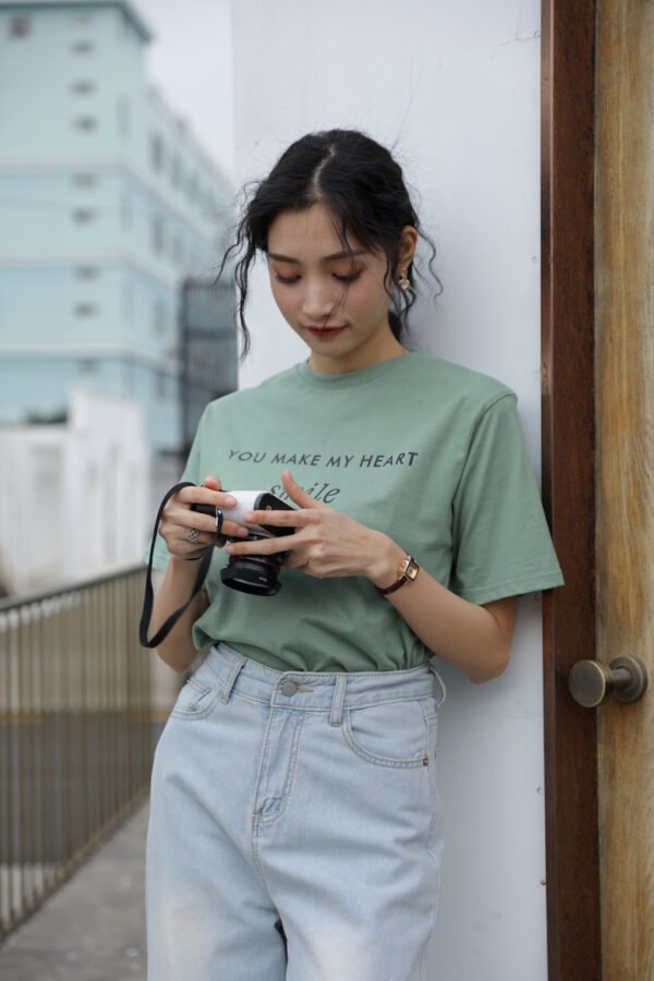 تي شيرت نسائي أبيض مطبوع عليه حروف