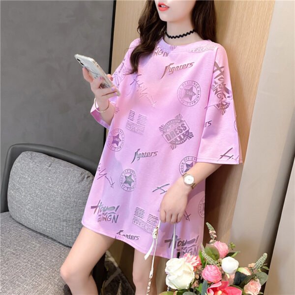 تي شيرت نسائي مطبوع عليه حروف