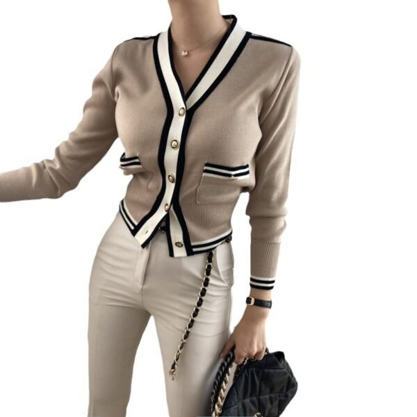 سترة كارديجان محبوكة بأكمام طويلة وفتحة رقبة على شكل حرف V وأزرار معدنية