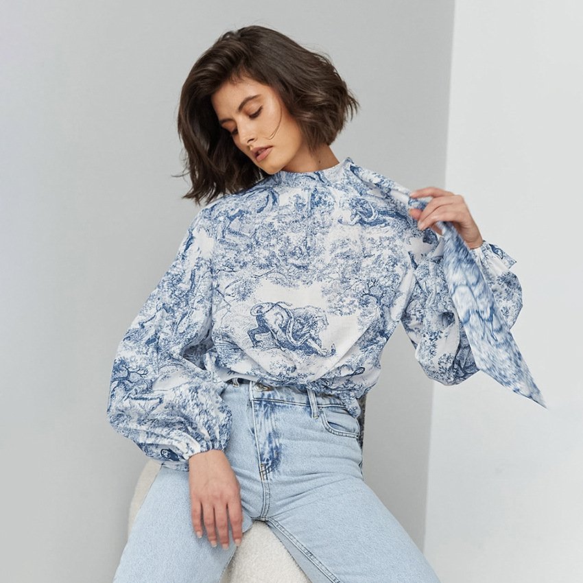 قميص مطبوع عليه رسم بالحبر بأكمام فانوس وياقة واقفة