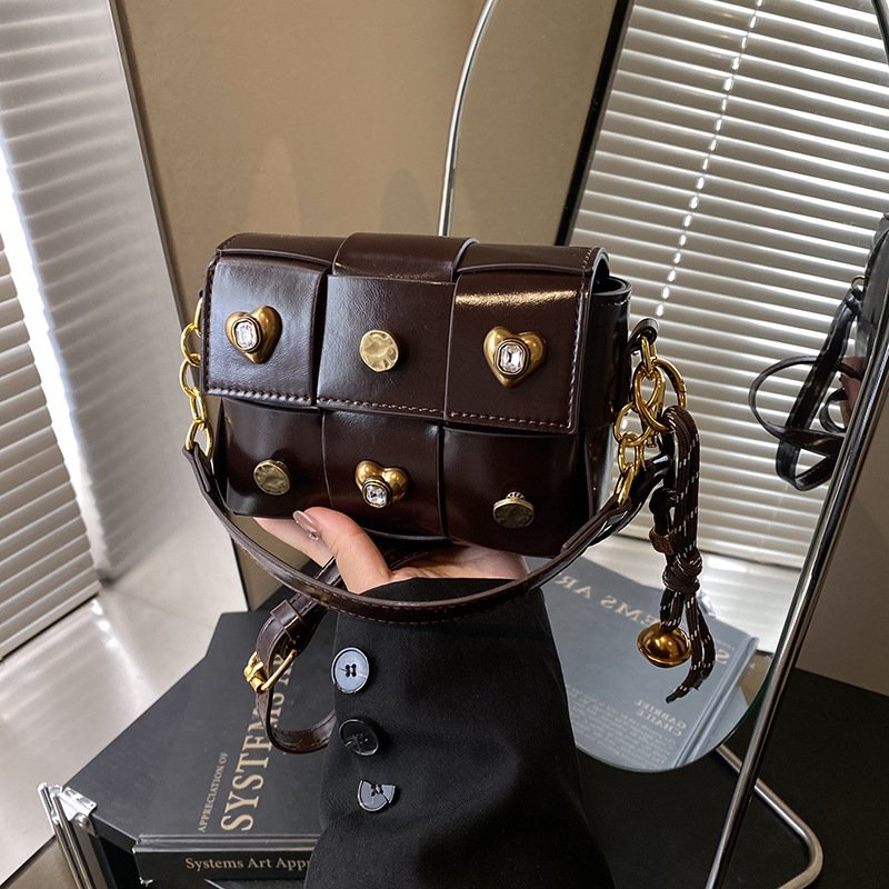 حقيبة كتف نسائية صغيرة مربعة الشكل بتصميم خياطة أنيقة