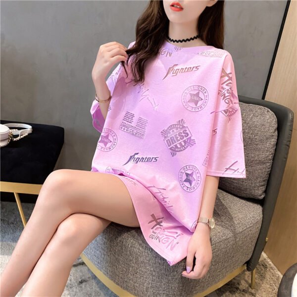 تي شيرت نسائي مطبوع عليه حروف