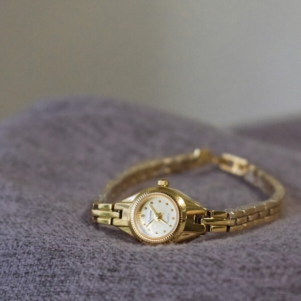 ساعة نسائية كاجوال بتصميم ريترو على شكل عين حصان وشرائط نحاسية من منتصف العصور القديمة