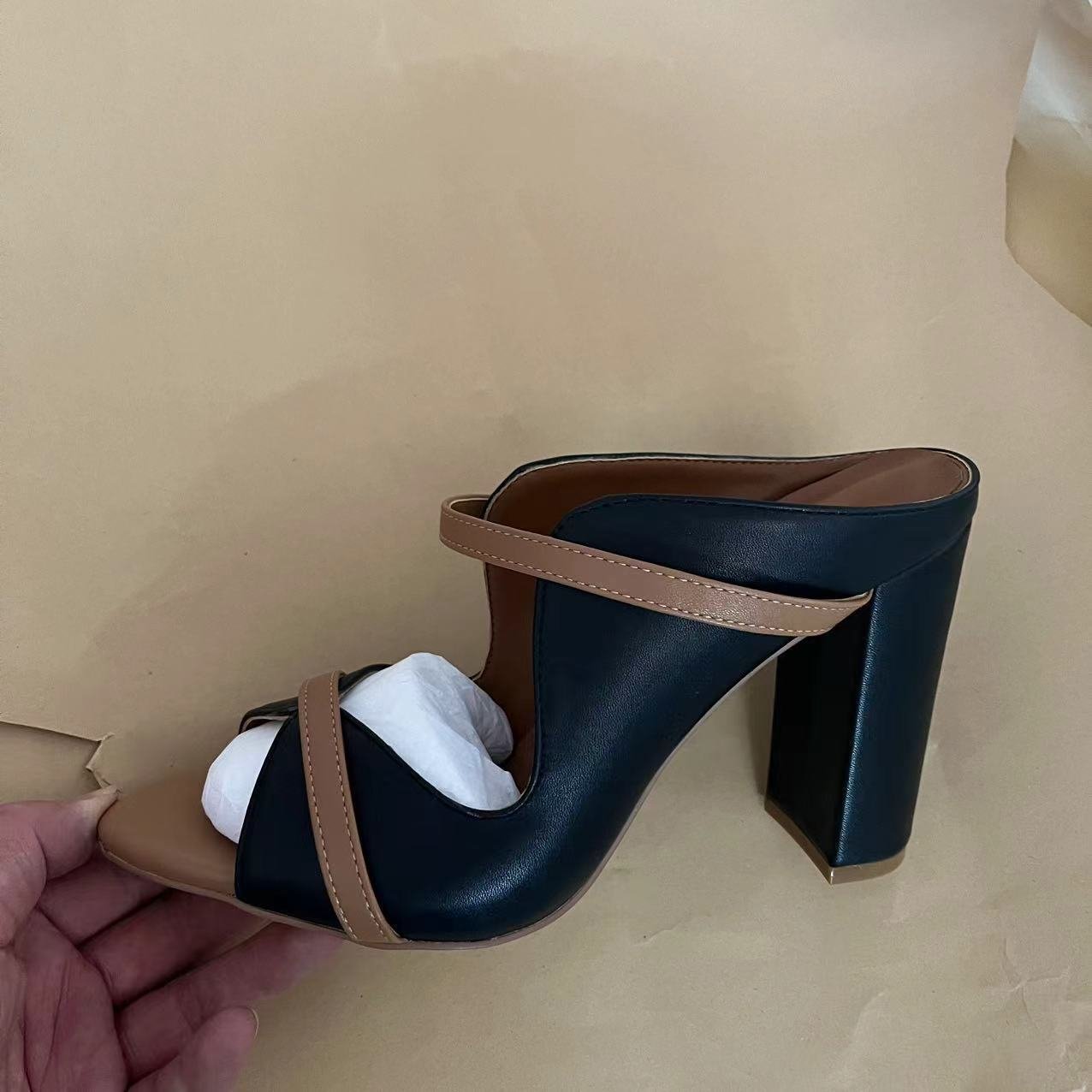 صنادل عصرية بغطاء معدني للنساء