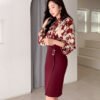 549dd64b-c519-4654-95ef-72caef279acc.jpg طقم عمل مكون من قطعتين، قميص وقميص برباط مع تنورة ضيقة على الخصر والورك