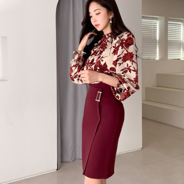 549dd64b-c519-4654-95ef-72caef279acc.jpg طقم عمل مكون من قطعتين، قميص وقميص برباط مع تنورة ضيقة على الخصر والورك