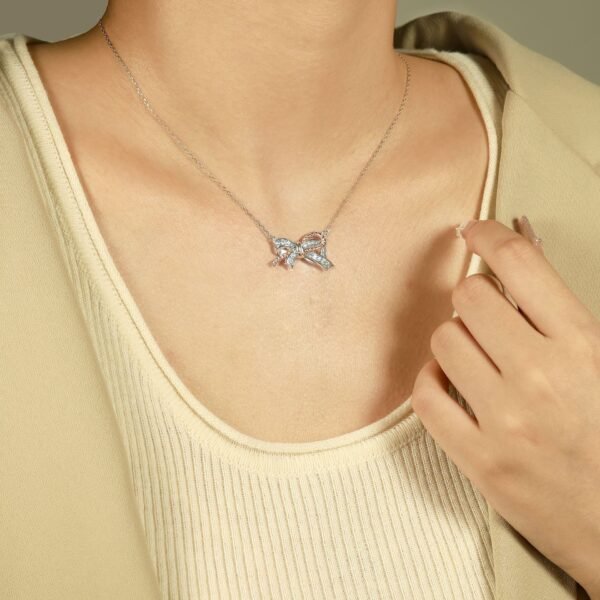 قلادة نسائية من الفضة الإسترلينية عيار 925 على شكل فيونكة ملتوية