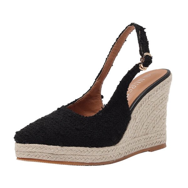 نعال بكعب عالٍ ونعل سميك من الأسفل وغطاء للأصابع