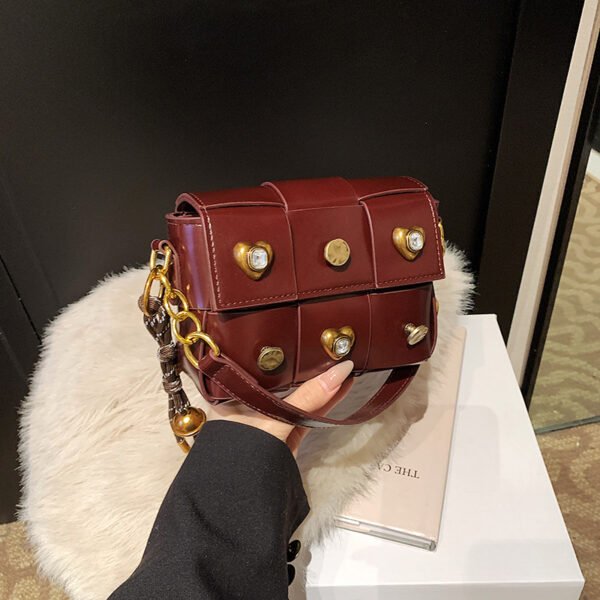 حقيبة كتف نسائية صغيرة مربعة الشكل بتصميم خياطة أنيقة